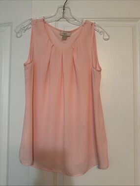 Sz S LOFT blouse shows  delicate front pleating sleeveless in a soft pink color.